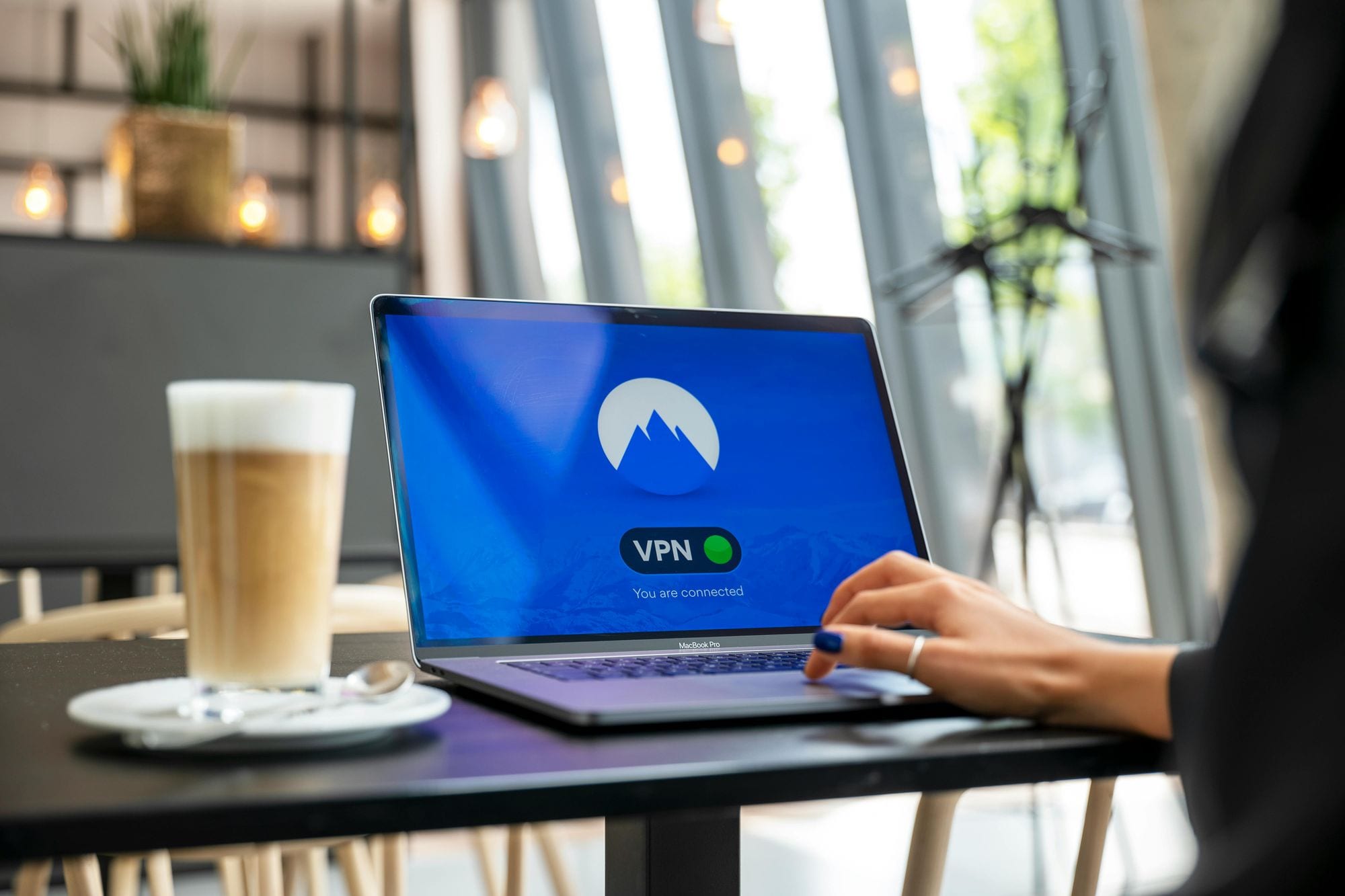 VPN, удаленная работа и защита персональных данных: безопасный доступ к CRM агентства недвижимости.