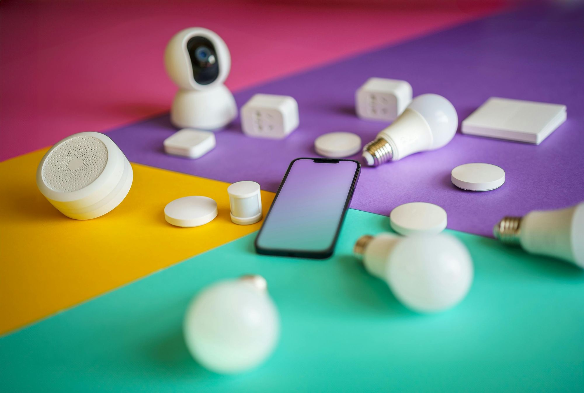 Защита IoT устройств в офисе: набор подключенных гаджетов, локализация персональных данных и сегментация сетей.
